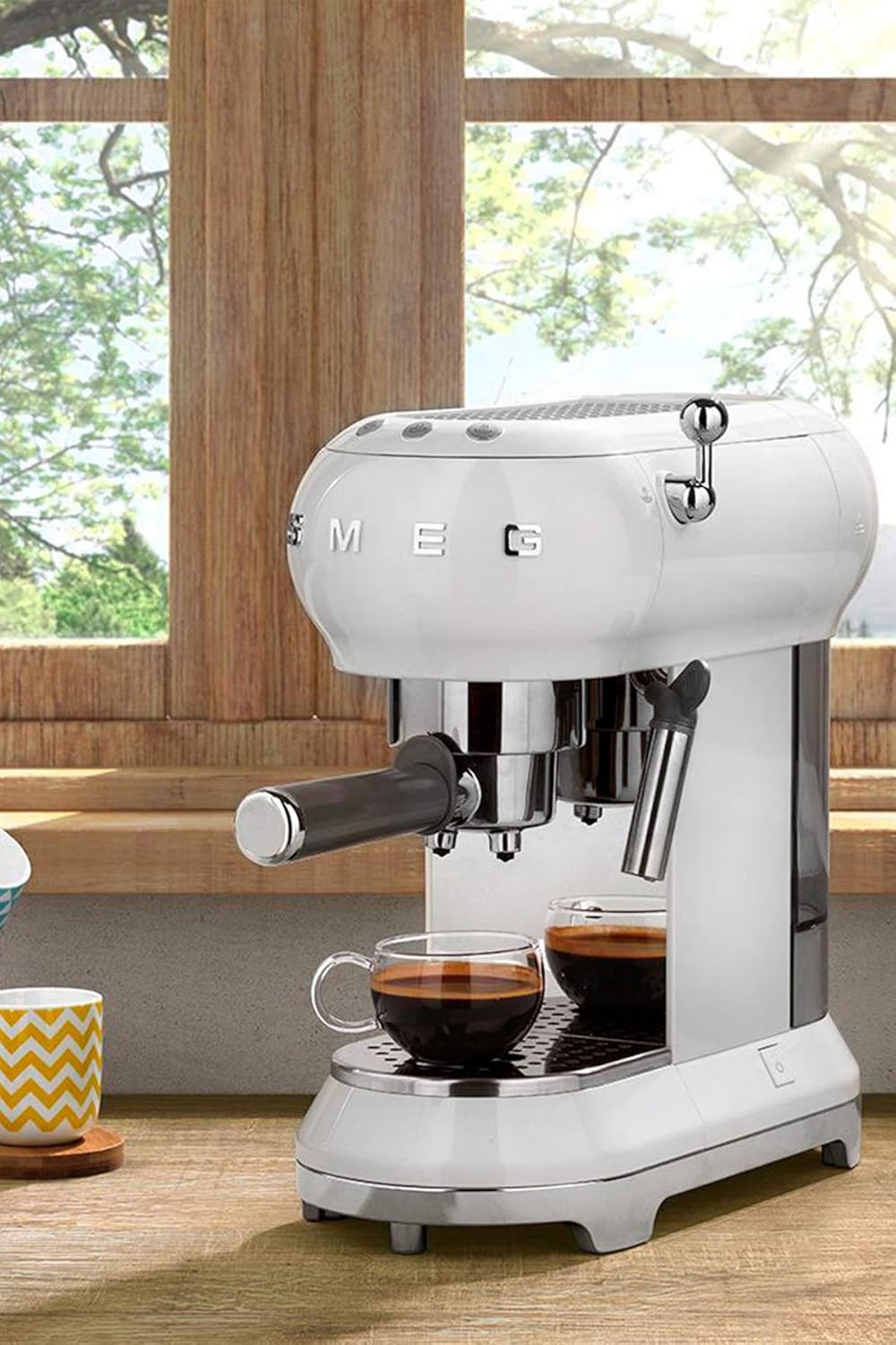 Smeg, ECF01WHEU Macchina da Caffè Espresso Manuale, Sistema Cappuccino, Thermoblock, Alloggiamento Tazze Grandi e Funzione Doppio Caffè, Serbatoio Acqua 1 l, Dimensioni Compatte, 1350W, Bianco