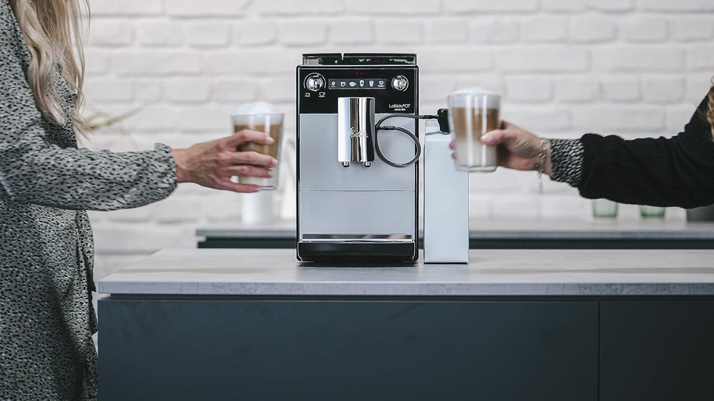 Melitta Latticia OT - Macchina da caffè automatica con sistema latte, Macchina da caffè con macinino per caffè o cappuccino, ad esempio, argento/nero