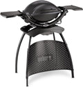 Weber Q1400 Barbecue Elettrico con Supporto, Area di Cottura 43 x 32 cm, Barbecue Portatile, Griglia di Cottura in Ghisa Smaltata in Due Pezzi, Coperchio e Braciere in Alluminio Pressofuso - Grigio Scuro (52020879)