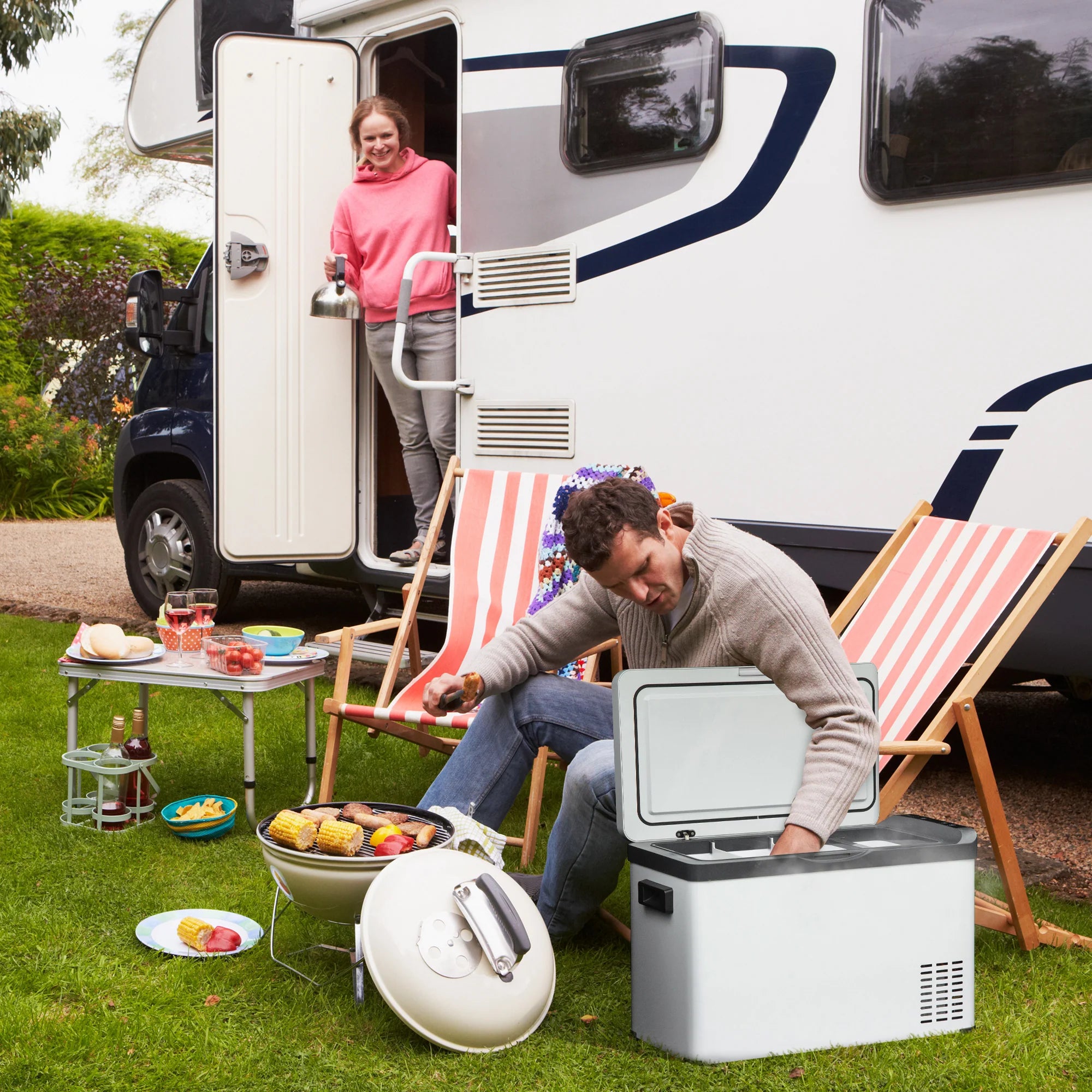 Frigorifero portatile a compressore Outsunny, pannello LCD, protezione della batteria, bianco
