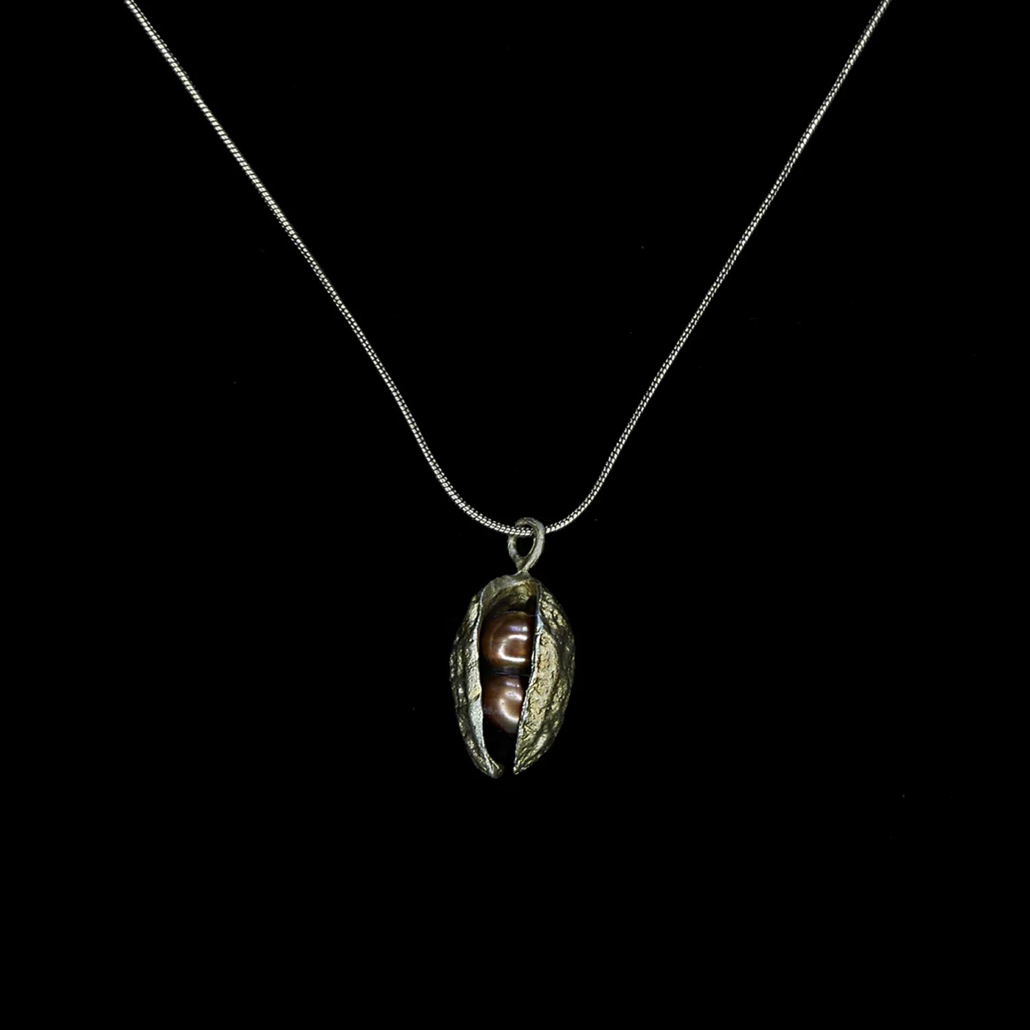 Collana con ciondolo a forma di arachide