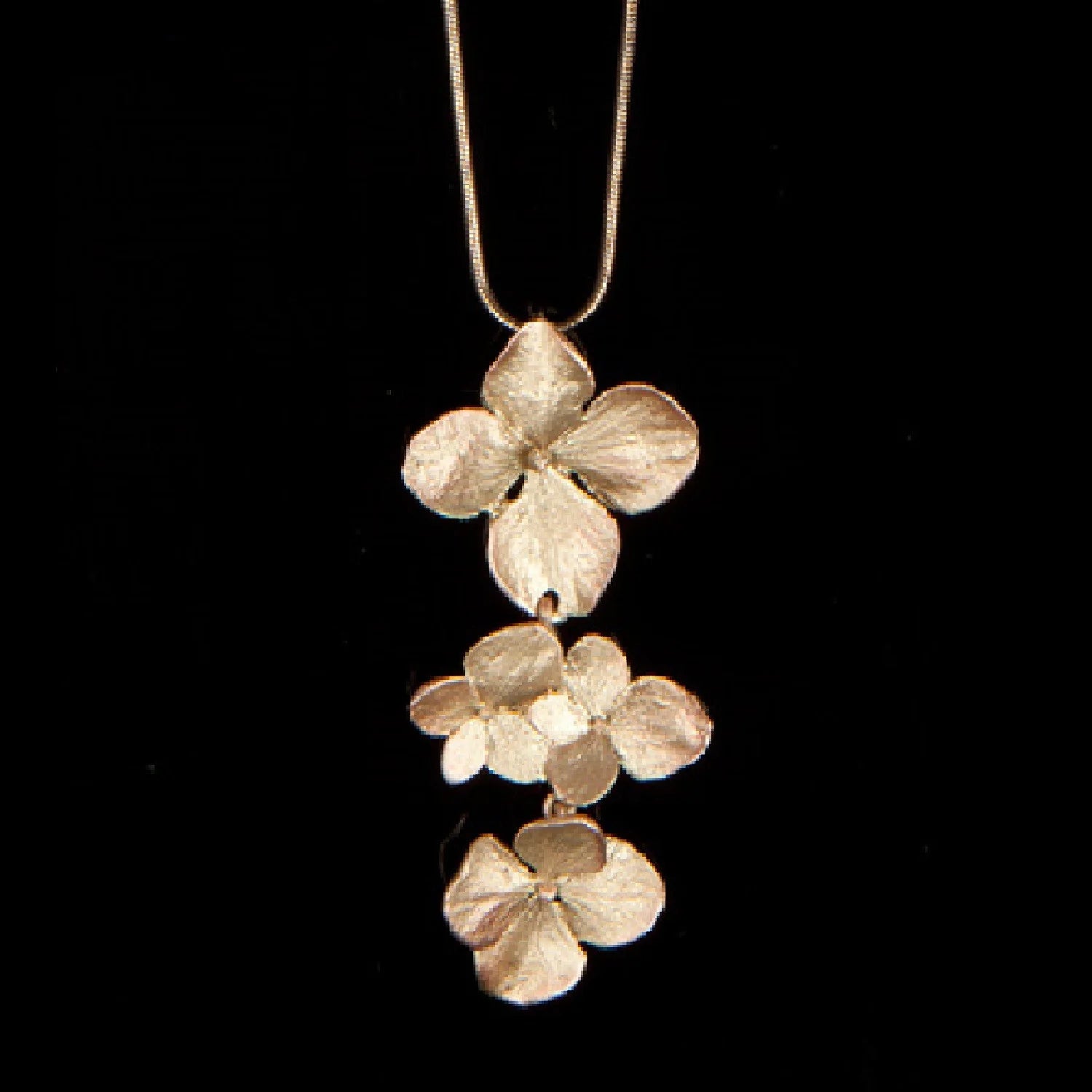 Collana con pendente a forma di ortensia