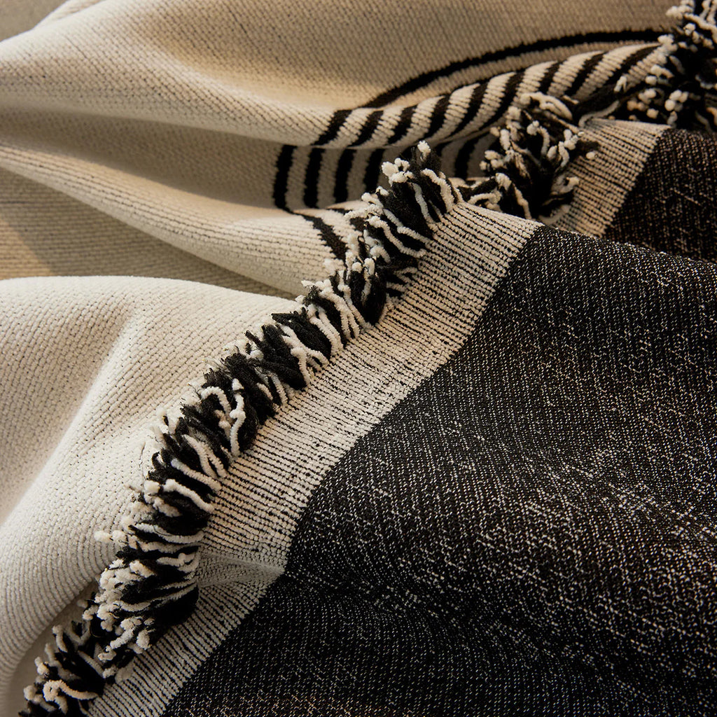 Eleganter Sofabezug – Swirl Schwarz – Stilvolle Abdeckung für Ihr Wohnzimmer