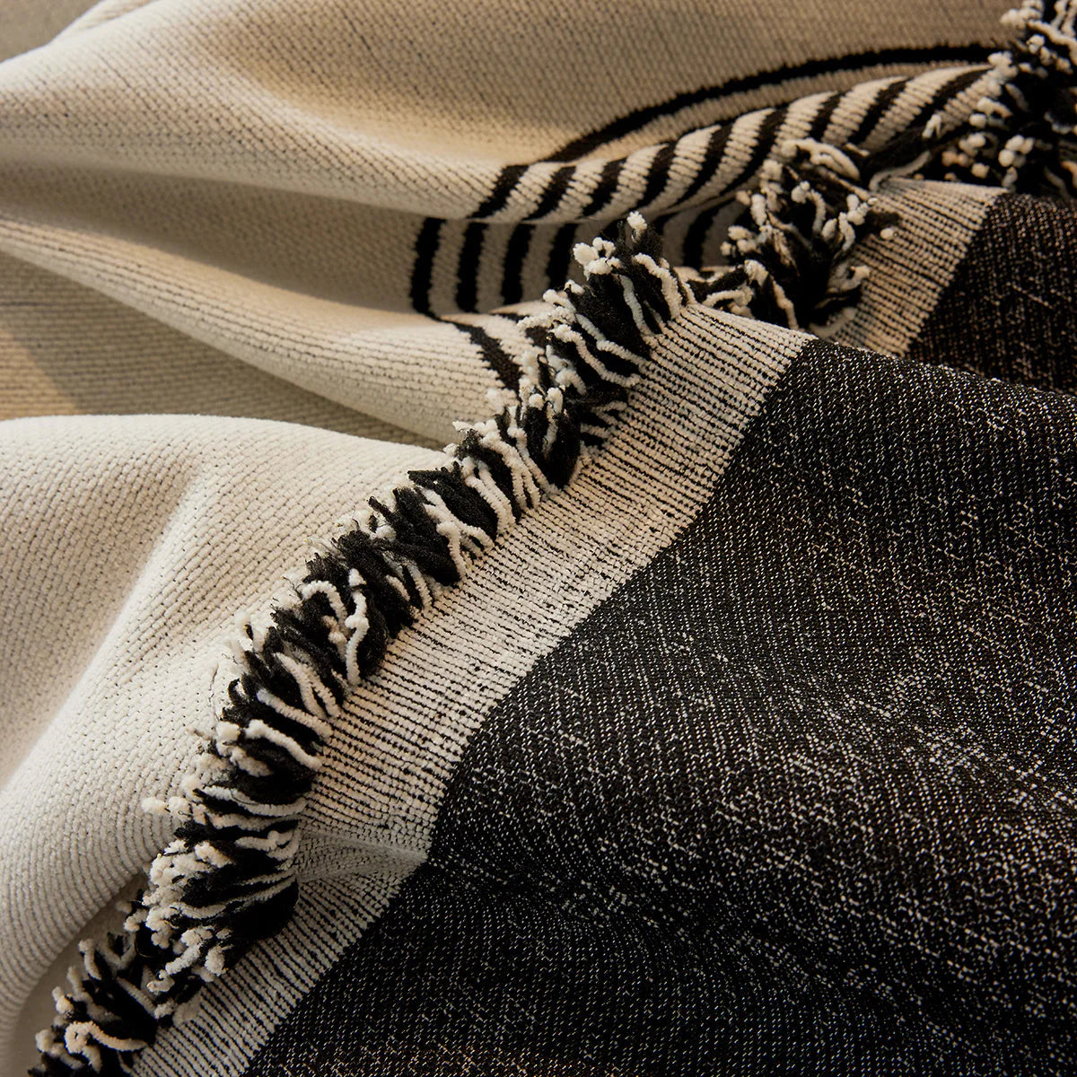 Eleganter Sofabezug – Swirl Schwarz – Stilvolle Abdeckung für Ihr Wohnzimmer