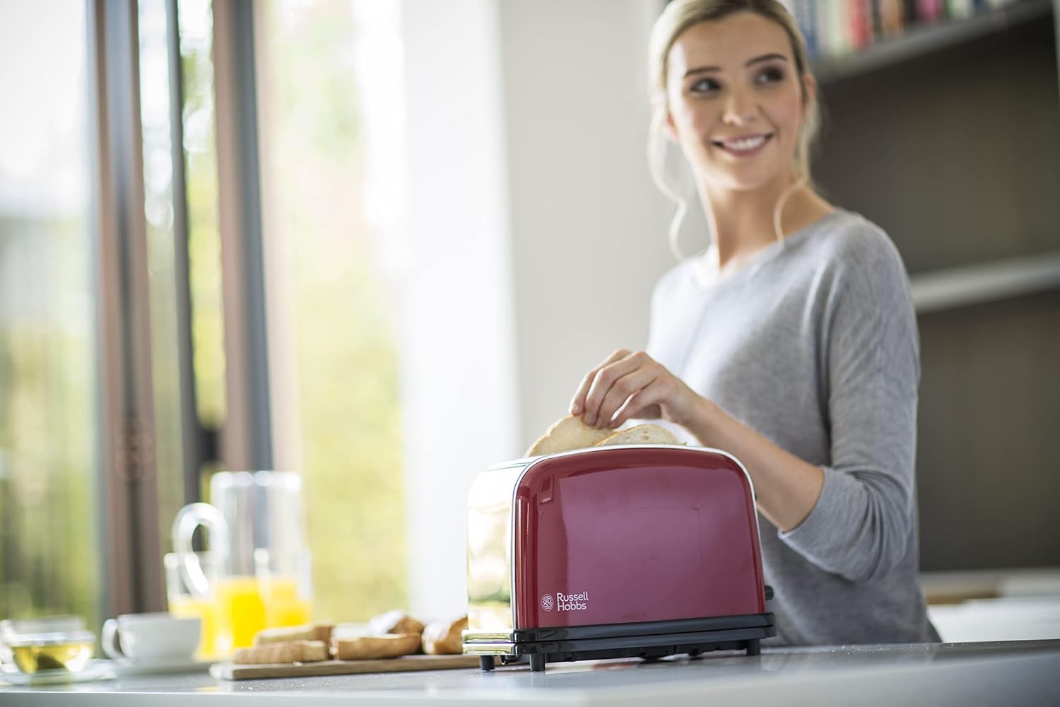 Russell Hobbs Set Colazione Colours+ Rosso: Macchina da caffè [Timer digitale, Doccetta per estrazione e aroma ottimali] 24031-56 + Bollitore [1,7l, 2400W] 20412-70 + Tostapane [per 2 fette] 26554-56