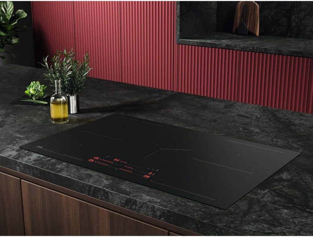 AEG piano cottura a induzione autonomo 80cm con cappa integrata / Prodotto in Germania / 4 zone cottura Flexi con funzione Bridge (combinazione di 2 zone) / Funzione automatica della cappa / Filtro a carbone attivo / COLI84COXB