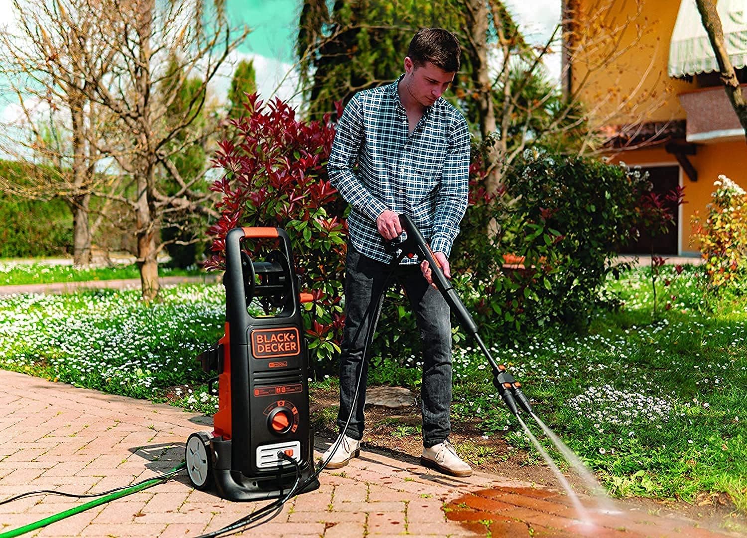 BLACK+DECKER Hochdruckreiniger BXPW2200PE mit Patio Cleaner Deluxe und Feste Bürste (2200 W, 150 bar, 440 l/h)