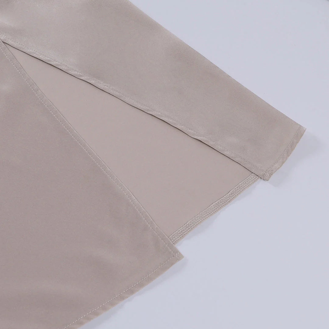 rmelloses Maxikleid mit V-Ausschnitt und Schlitzen