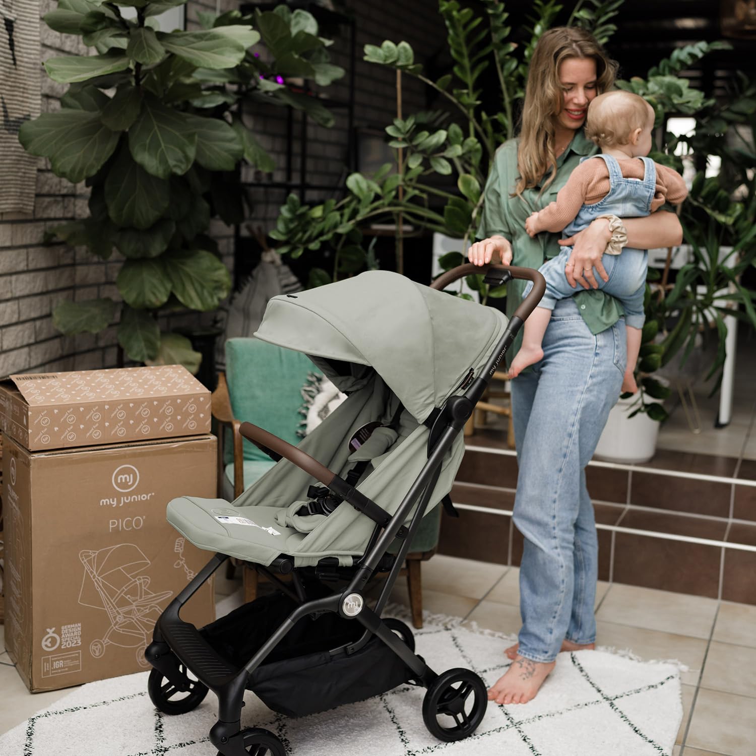 my junior® Buggy PICO³ | bis 22kg | Einhand AutoFold-Klappmechanismus | Ergonomische Liegeposition nach IGR e.V. | großes Sonnenverdeck UV50+ | Handgepäckmaß | 2 Belüftungsfenster Hazel - Black