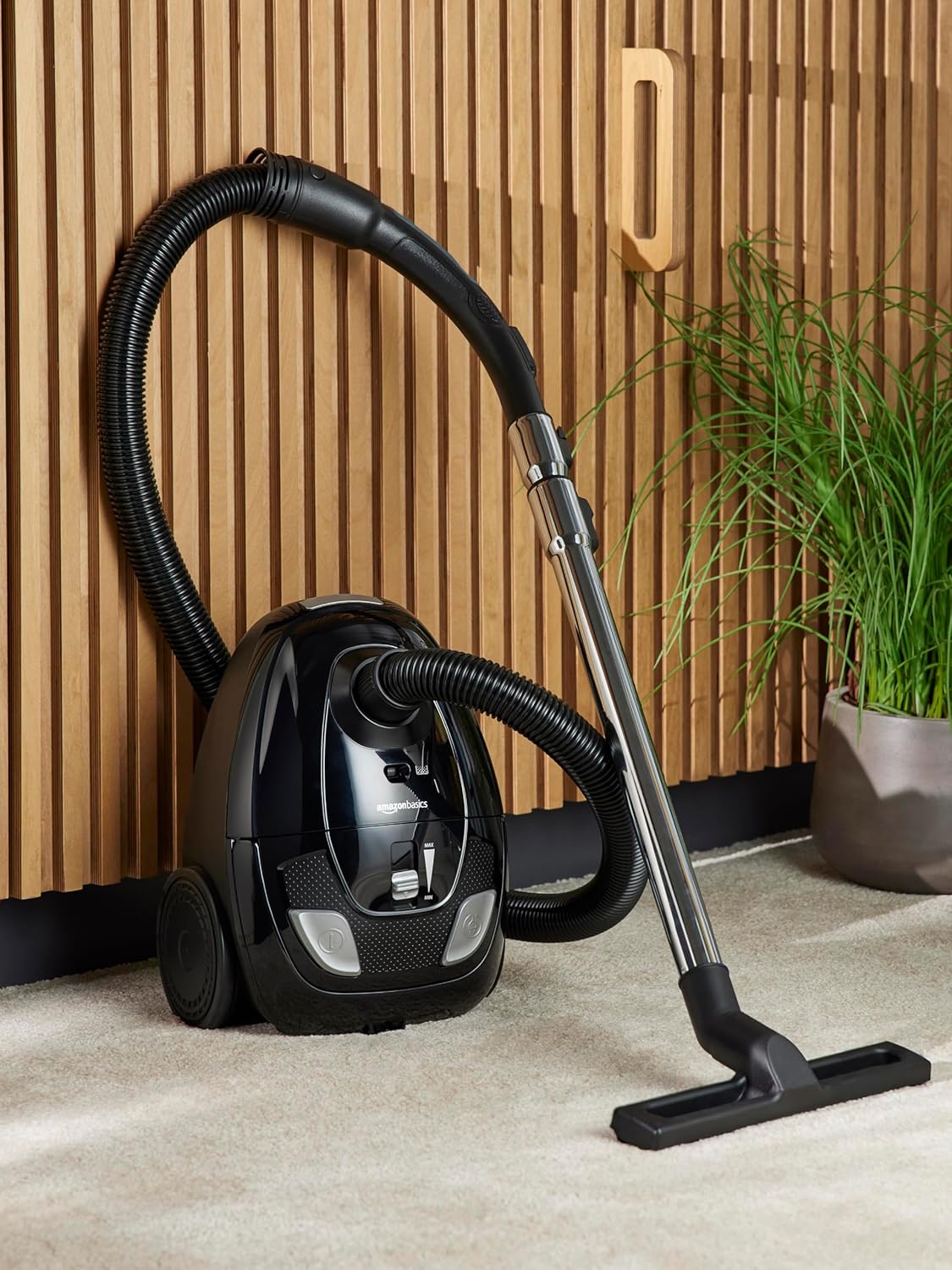 Amazon Basics - Aspirapolvere con sacchetto, potente, compatto e leggero, per pavimenti duri e tappeti, filtro HEPA, 700 W, 1,5 l, UE, nero