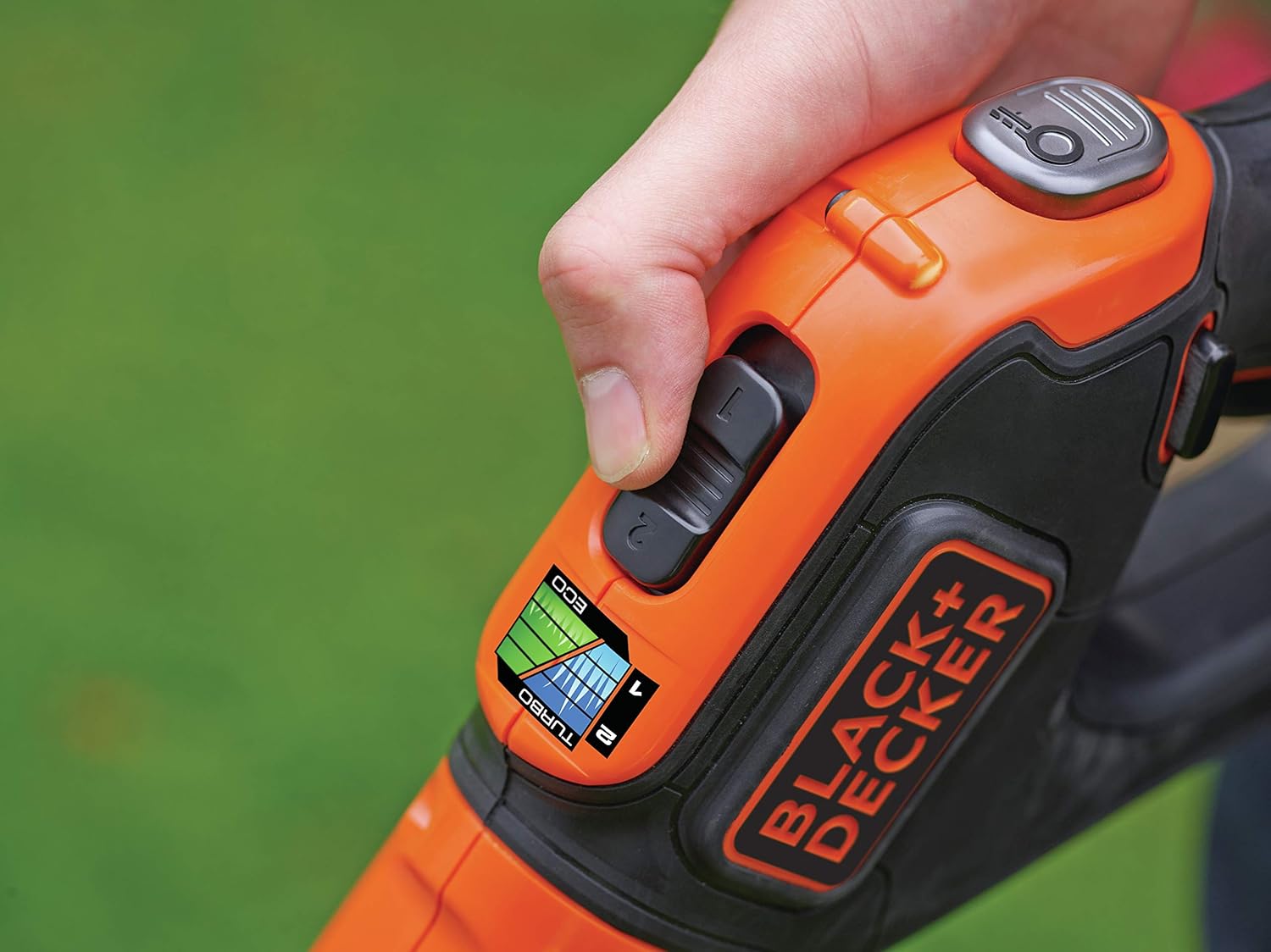 BLACK+DECKER Rasentrimmer mit Akku und Ladegerät Rasenkantenschneider Freischneider mit Fadenverlängerung auf Knopfdruck (18V 2,0Ah, 28 cm Schnittbreite) STC1820EPC
