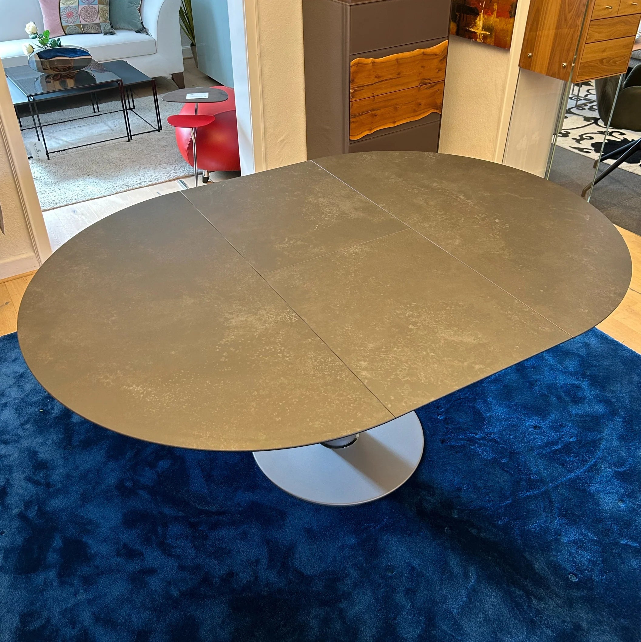 Tavolo da pranzo Ronald Schmitt Linda rotondo 120 cm, allungabile a 170 cm, piano in ceramica