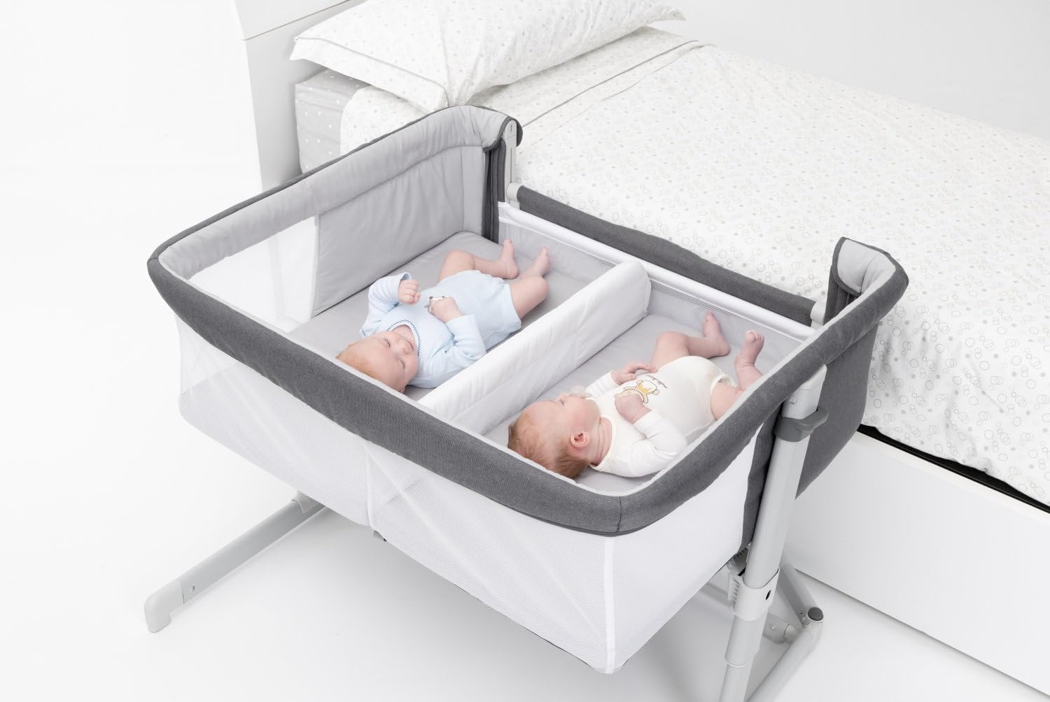 Chicco Next2Me Essential Lettino fianco letto per neonati, Sostenibile, Compatibile con diversi letti, Regolabile in altezza, Inclinabile, Buona circolazione dell'aria, Materasso e borsa inclusi, 0-6 mesi