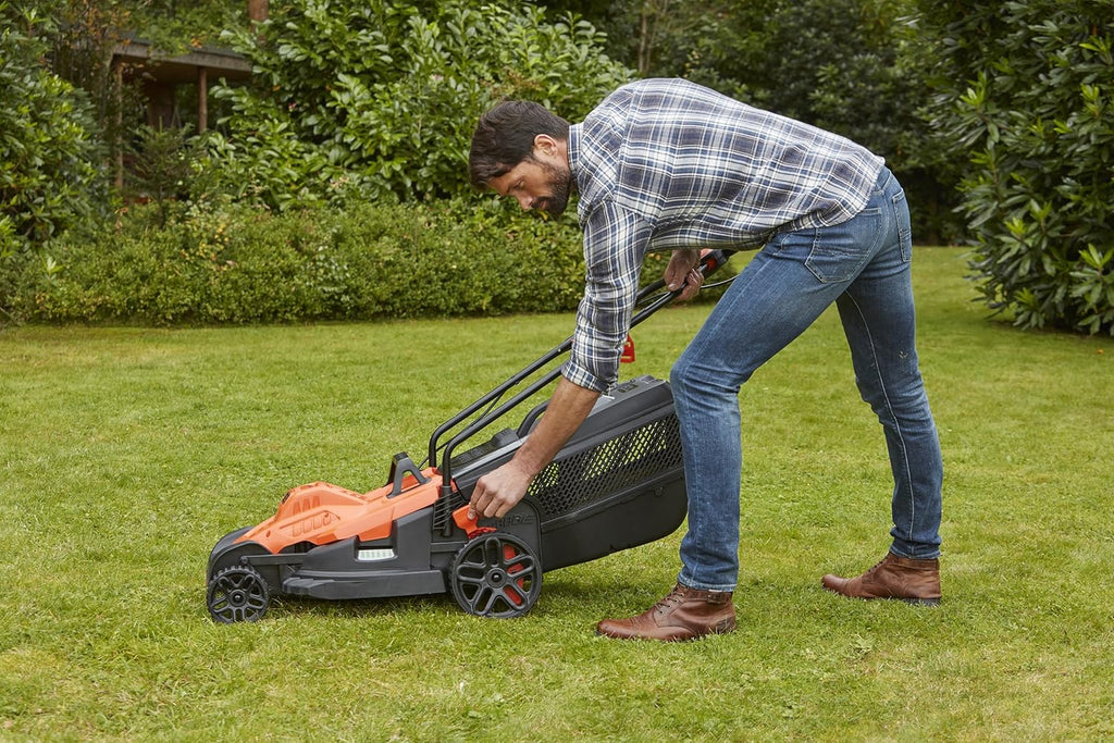 Black+Decker Tagliaerba Elettrico con Impugnatura a Manubrio BEMW461BH (1.400W, Larghezza di Taglio 34cm, 6 Altezze di Taglio, Cesto di Raccolta da 40l, Ideale per Giardini di Medie Dimensioni)