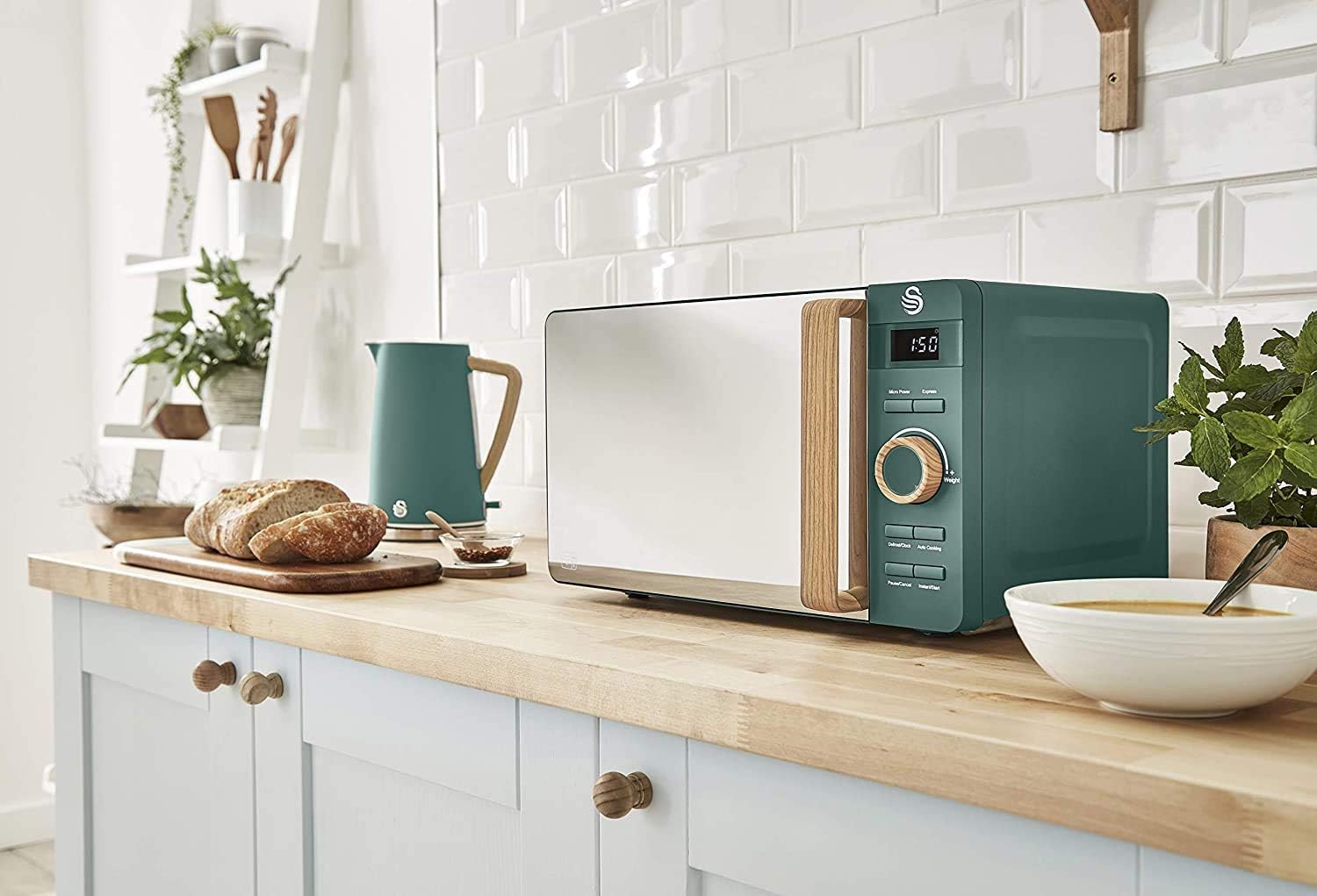 Forno a microonde digitale Swan Nordic da 20 L, 6 livelli di potenza, 800 W, timer da 30 minuti, facile da pulire, modalità scongelamento, design moderno, maniglia effetto legno, bianco opaco
