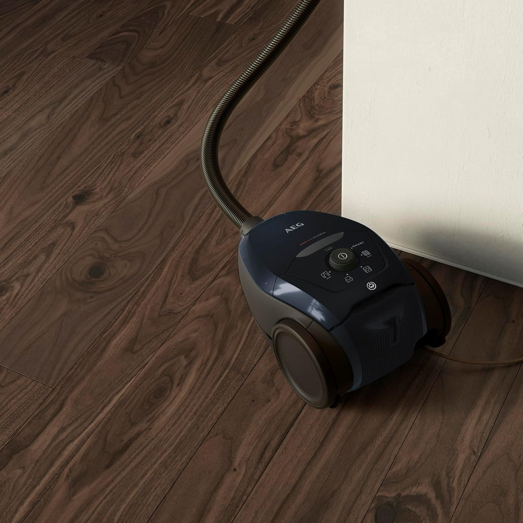 AEG VX82-1-KO Aspirapolvere / 75% materiale riciclato / regolazione automatica della potenza di aspirazione / estremamente silenzioso anche su tappeti / raccoglie particelle grandi + piccole / cavo lungo / 600W / nero