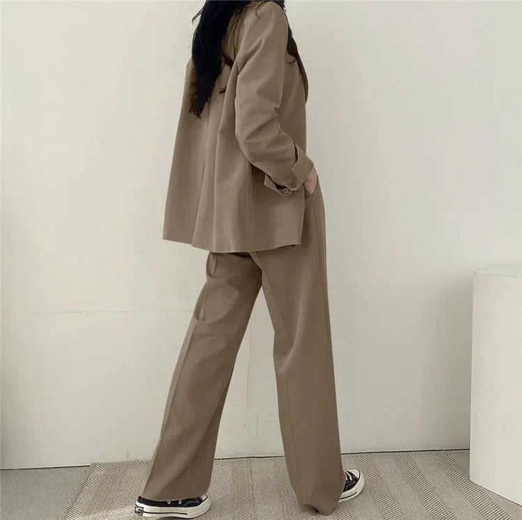 Complesso blazer e pantaloni a sigaretta monocromatico da donna